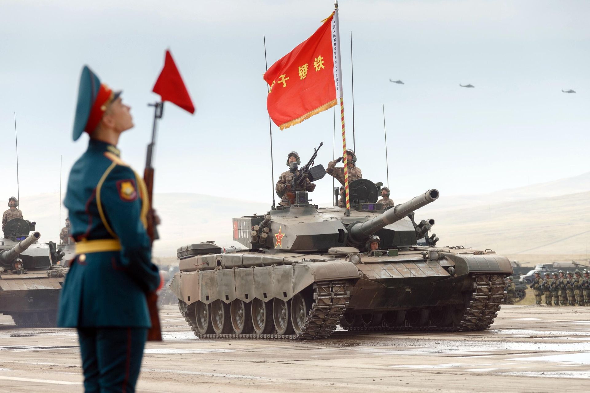 Военнослужащие на основном боевом танке Type 99 НОАК на забайкальском полигоне Цугол во время военных маневров российских и китайских вооруженных сил Восток-2018 Военнослужащие на основном боевом танке Type 99 НОАК на забайкальском полигоне Цугол во время военных маневров российских и китайских вооруженных сил Восток-2018 - РИА Новости, 1920, 10.03.2023