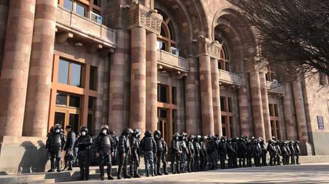 Сотрудники правоохранительных органов перед Домом правительства на площади Республики в Ереване Сотрудники правоохранительных органов перед Домом правительства на площади Республики в Ереване
