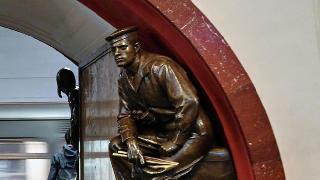 Фигура матрос-сигнальщик на станции метро Площадь революции в Москве Фигура матрос-сигнальщик на станции метро Площадь революции в Москве