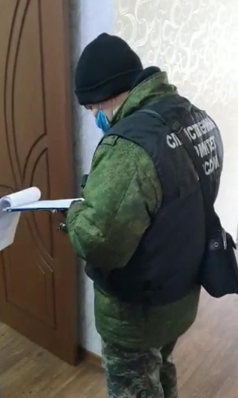 Сотрудник СК РФ на месте убийства в посёлке Октябрьский Пермского края Сотрудник СК РФ на месте убийства в посёлке Октябрьский Пермского края - РИА Новости, 1920, 03.03.2021