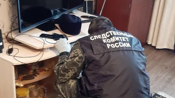 Сотрудник СК РФ на месте убийства в посёлке Октябрьский Пермского края Сотрудник СК РФ на месте убийства в посёлке Октябрьский Пермского края - РИА Новости, 1920, 03.03.2021
