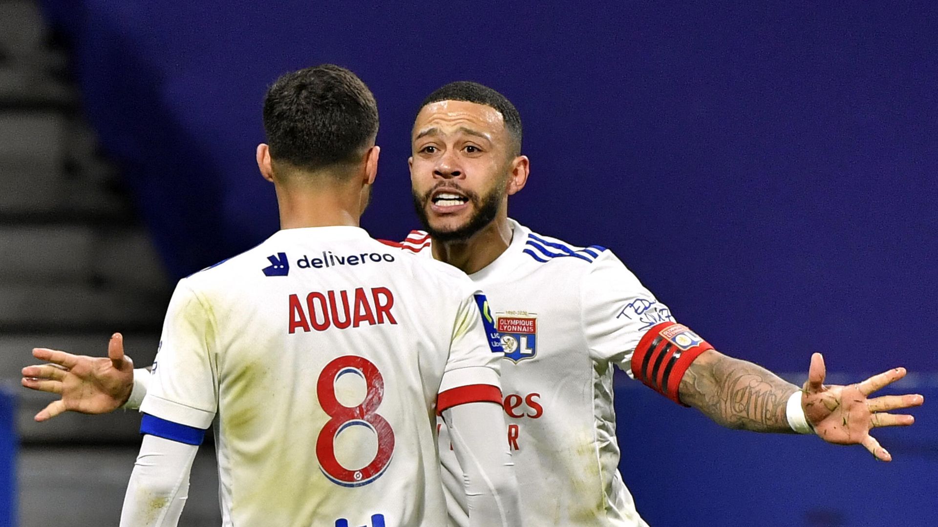 Lyon's French midfielder Houssem Aouar (L) celebrates with Lyon's Dutch forward Memphis Depay after scoring during the French L1 football match between Olympique Lyonnais and Stade Rennais Football Club at the Groupama Stadium in Decines-Charpieu, near Lyon, central-eastern France on March 3, 2021. (Photo by PHILIPPE DESMAZES / AFP) - РИА Новости, 1920, 03.03.2021