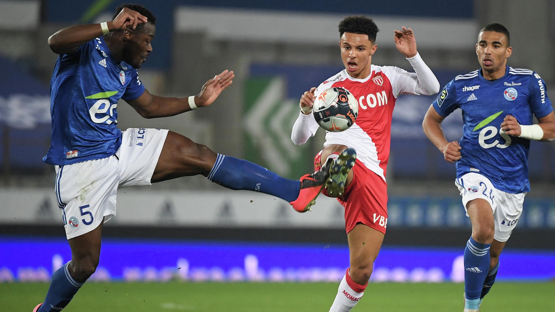 Monaco’s French midfielder Sofiane Diop (C) fights for the ball with Strasbourg’s Ivorian defender Lamine Kone (L) during the French L1 football match between Racing Club Strasbourg Alsace and AS Monaco at the Meinau stadium in Strasbourg, eastern France on March 3, 2021. (Photo by Frederick FLORIN / AFP) Monaco’s French midfielder Sofiane Diop (C) fights for the ball with Strasbourg’s Ivorian defender Lamine Kone (L) during the French L1 football match between Racing Club Strasbourg Alsace and AS Monaco at the Meinau stadium in Strasbourg, eastern France on March 3, 2021. (Photo by Frederick FLORIN / AFP) - РИА Новости, 1920, 04.03.2021