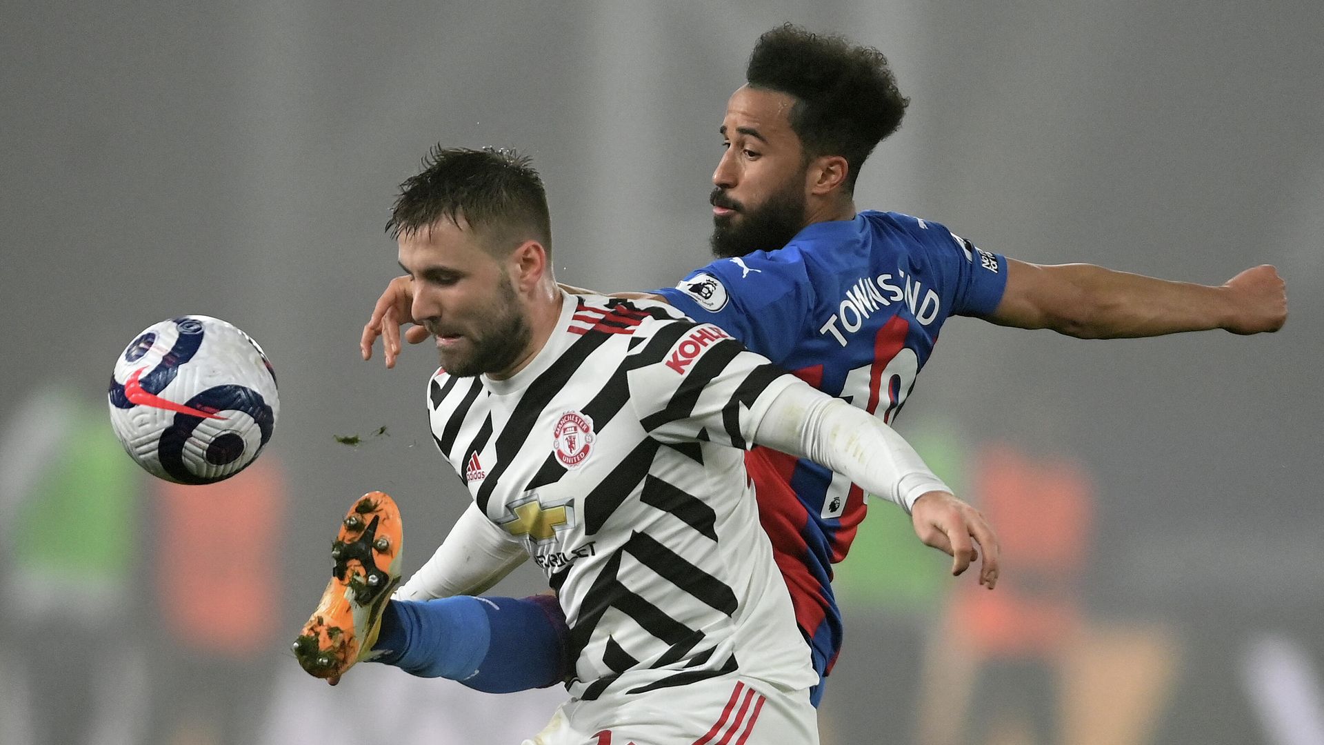 Manchester United's English defender Luke Shaw (L) vies with Crystal Palace's English midfielder Andros Townsend during the English Premier League football match between Crystal Palace and Manchester United at Selhurst Park in south London on March 3, 2021. (Photo by Mike Hewitt / POOL / AFP) / RESTRICTED TO EDITORIAL USE. No use with unauthorized audio, video, data, fixture lists, club/league logos or 'live' services. Online in-match use limited to 120 images. An additional 40 images may be used in extra time. No video emulation. Social media in-match use limited to 120 images. An additional 40 images may be used in extra time. No use in betting publications, games or single club/league/player publications. / Manchester United's English defender Luke Shaw (L) vies with Crystal Palace's English midfielder Andros Townsend during the English Premier League football match between Crystal Palace and Manchester United at Selhurst Park in south London on March 3, 2021. (Photo by Mike Hewitt / POOL / AFP) / RESTRICTED TO EDITORIAL USE. No use with unauthorized audio, video, data, fixture lists, club/league logos or 'live' services. Online in-match use limited to 120 images. An additional 40 images may be used in extra time. No video emulation. Social media in-match use limited to 120 images. An additional 40 images may be used in extra time. No use in betting publications, games or single club/league/player publications. / - РИА Новости, 1920, 04.03.2021