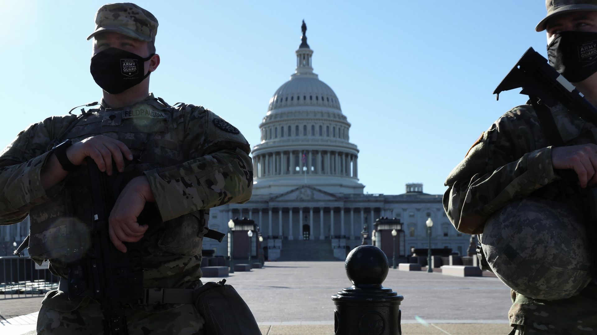 Сотрудники Национальной гвардии США у здания Капитолия в Вашингтоне Сотрудники Национальной гвардии США у здания Капитолия в Вашингтоне - РИА Новости, 1920, 07.03.2021