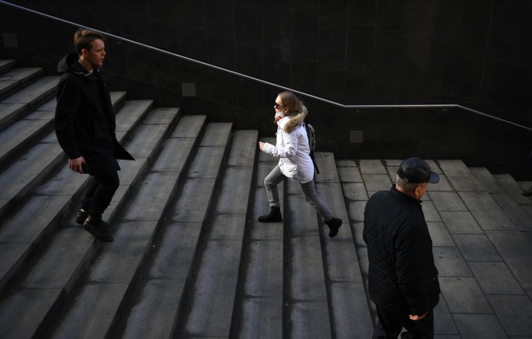 Прохожие у станции метро ВДНХ в Москве Прохожие у станции метро ВДНХ в Москве