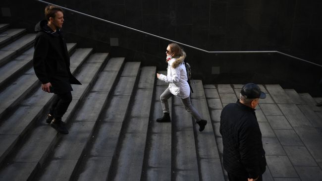 Прохожие у станции метро ВДНХ в Москве