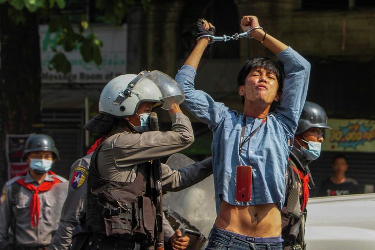Акция протеста против военного переворота в Янгоне, Мьянма Акция протеста против военного переворота в Янгоне, Мьянма