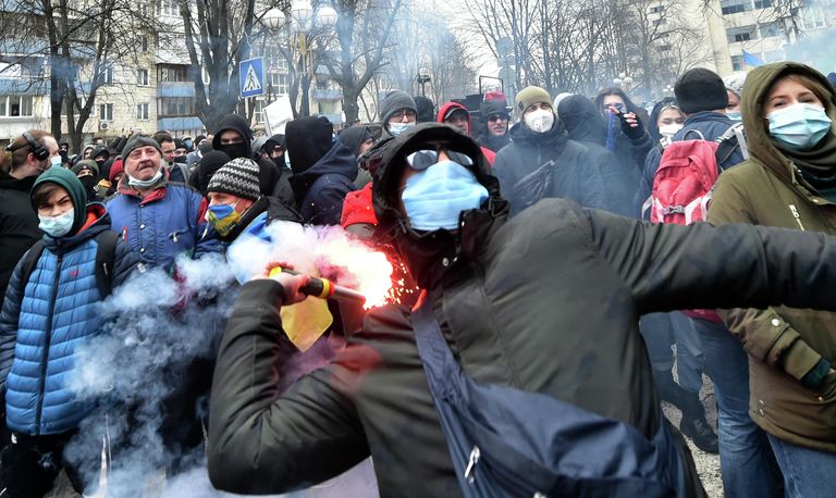 Участники акции в поддержку приговоренного к семи годам экс-главы одесской ячейки Правого сектора (запрещенная в РФ организация) Сергея Стерненко у здания генеральной прокуратуры в Киеве Участники акции в поддержку приговоренного к семи годам экс-главы одесской ячейки Правого сектора (запрещенная в РФ организация) Сергея Стерненко у здания генеральной прокуратуры в Киеве