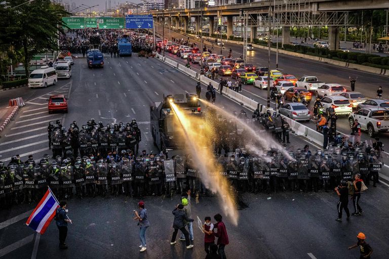 Полиция применяет водометы для разгона протестующих в Бангкоке Полиция применяет водометы для разгона протестующих в Бангкоке