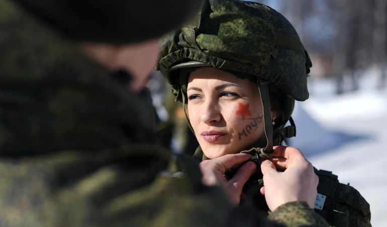 Участница конкурса красоты и профессионального мастерства среди женщин-военнослужащих Макияж под камуфляж в ракетных войсках в Ярославской области Участница конкурса красоты и профессионального мастерства среди женщин-военнослужащих Макияж под камуфляж в ракетных войсках в Ярославской области
