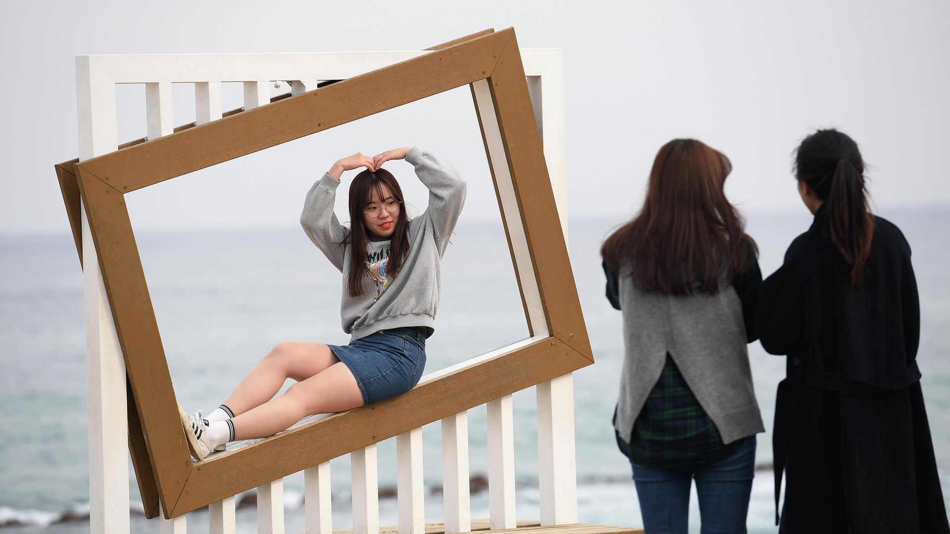 Девушки фотографируются на пляже Gyeongpo Beach в городе Каннын, Республика Корея Девушки фотографируются на пляже Gyeongpo Beach в городе Каннын, Республика Корея - РИА Новости, 1920, 29.03.2021