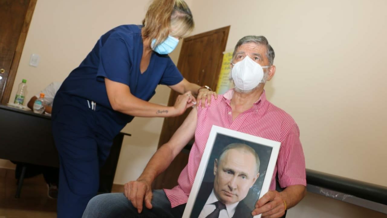 Мэр аргентинского города Роке-Перес Хуан Карлос Чинчу Гаспарини прививался от коронавируса с портретом Путина в руках Мэр аргентинского города Роке-Перес Хуан Карлос Чинчу Гаспарини прививался от коронавируса с портретом Путина в руках - РИА Новости, 1920, 05.03.2021