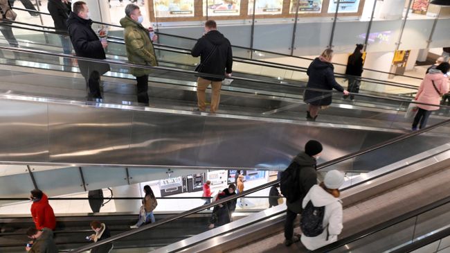 Покупатели в торговом центре 