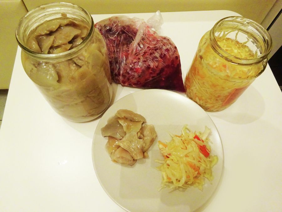 Квашеная капуста, грузди, клюква Квашеная капуста, грузди, клюква