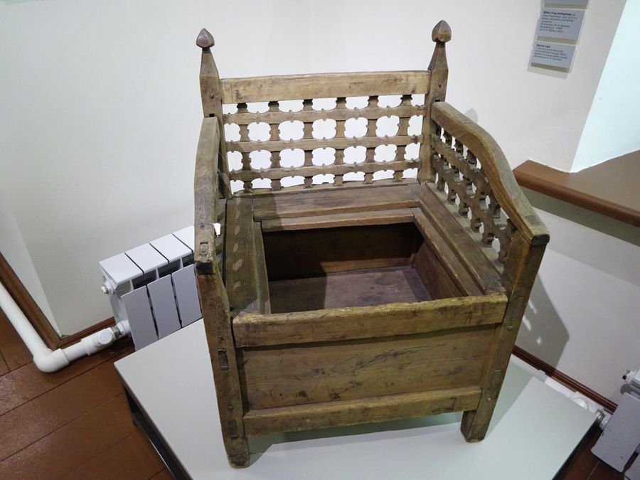 Вельский краеведческий музей, торговый дом Шичёва. Кресло-ларь Вельский краеведческий музей, торговый дом Шичёва. Кресло-ларь