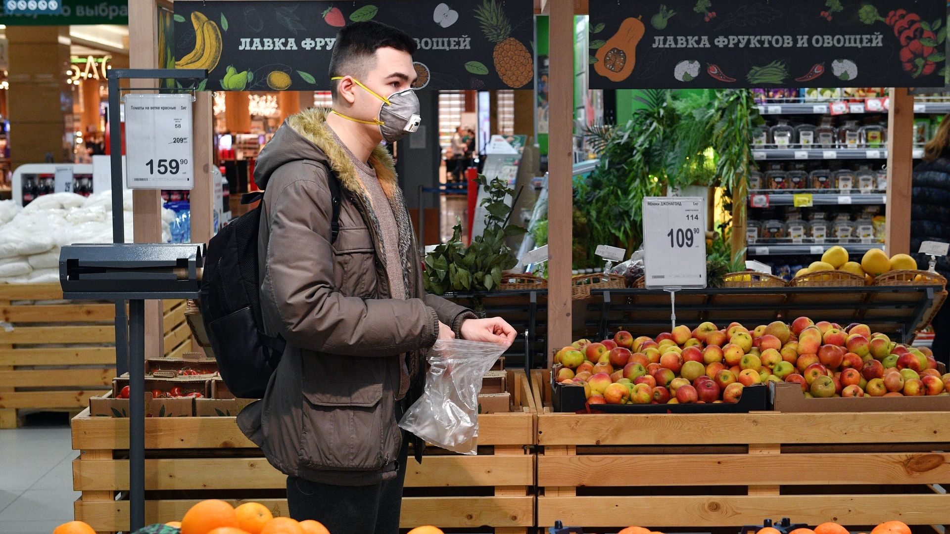 Покупатель выбирает фрукты в одном из супермаркетов сети Перекресток города Москвы Покупатель выбирает фрукты в одном из супермаркетов сети Перекресток города Москвы - РИА Новости, 1920, 11.03.2021