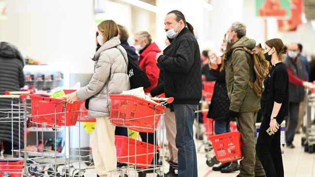 Покупатели в очереди на кассу в гипермаркете Ашан