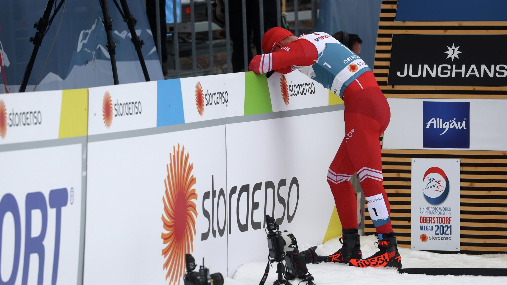 Александр Большунов после финиша в марафоне на чемпионате мира Александр Большунов после финиша в марафоне на чемпионате мира - РИА Новости, 1920, 07.03.2021