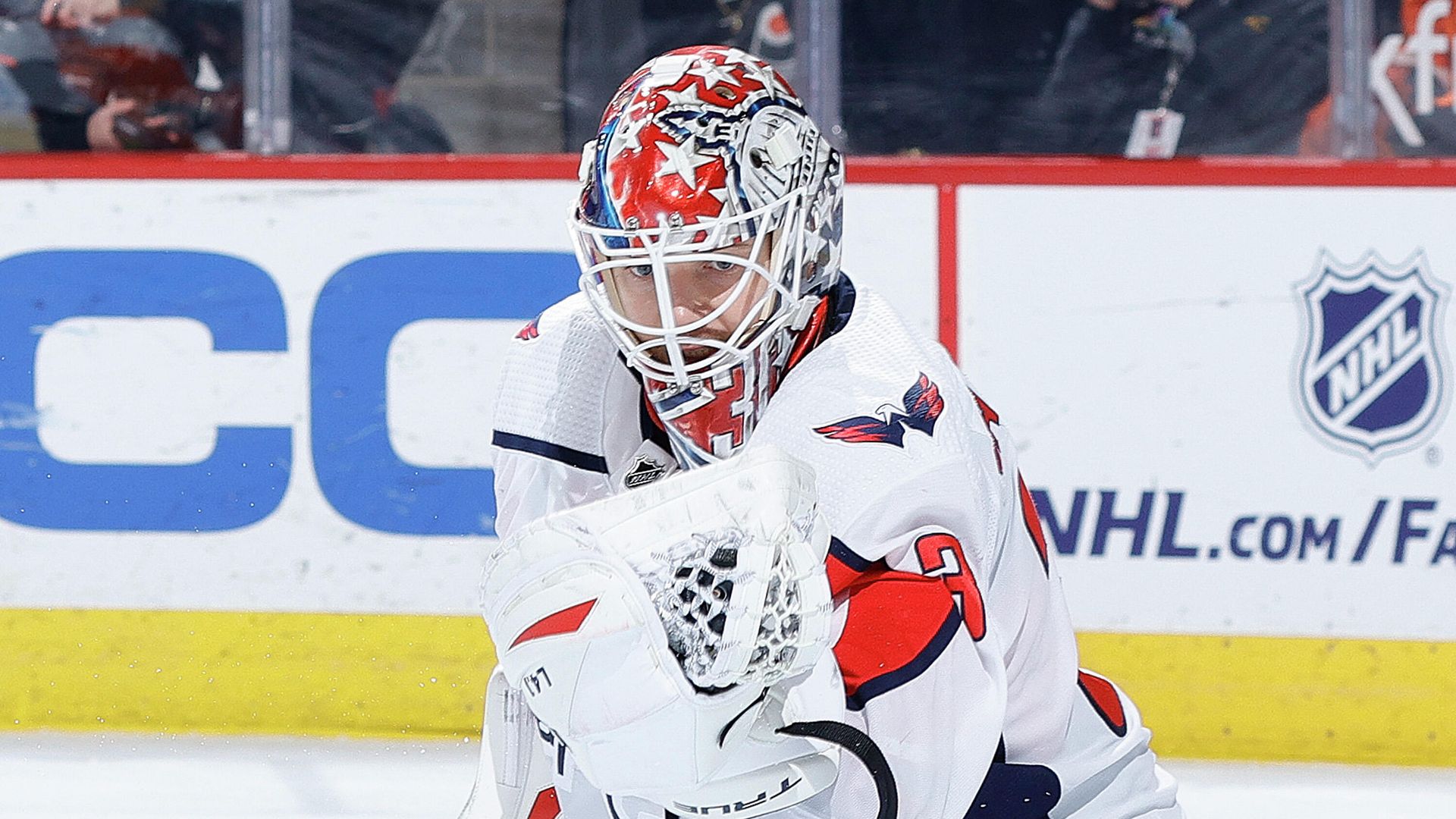 PHILADELPHIA, PENNSYLVANIA - MARCH 07: Ilya Samsonov #30 of the Washington Capitals makes a save during the third period against the Philadelphia Flyers at Wells Fargo Center on March 07, 2021 in Philadelphia, Pennsylvania.   Tim Nwachukwu/Getty Images/AFP (Photo by Tim Nwachukwu / GETTY IMAGES NORTH AMERICA / Getty Images via AFP) - РИА Новости, 1920, 08.03.2021