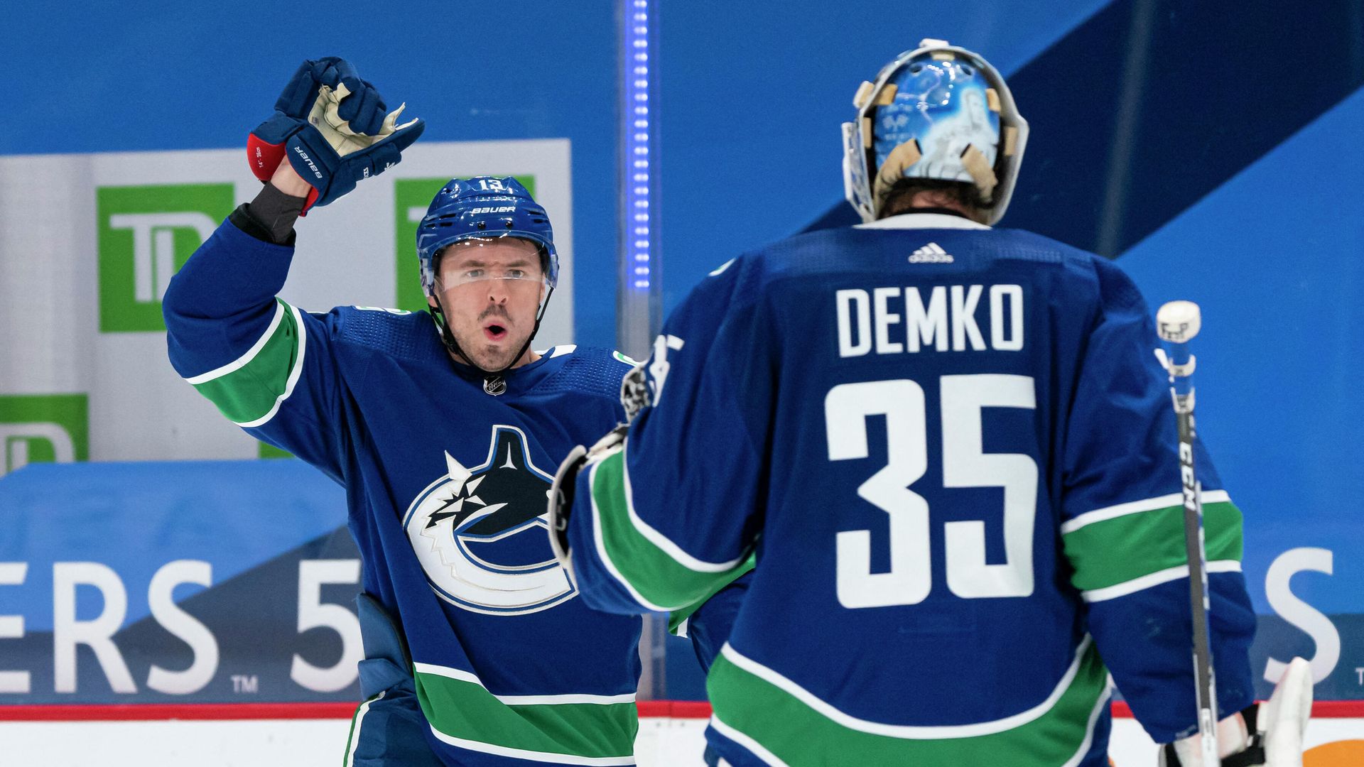 VANCOUVER, BC - MARCH 08: Jayce Hawryluk #13 of the Vancouver Canucks congratulates teammate Thatcher Demko #35 after defeating the Montreal Canadiens 2-1 in a shootout in NHL hockey action at Rogers Arena on March 8, 2021 in Vancouver, Canada.   Rich Lam/Getty Images/AFP (Photo by Rich Lam / GETTY IMAGES NORTH AMERICA / Getty Images via AFP) - РИА Новости, 1920, 09.03.2021