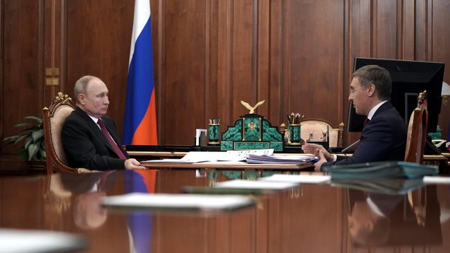 Президент РФ Владимир Путин и министр науки и высшего образования РФ Валерий Фальков во время встречи