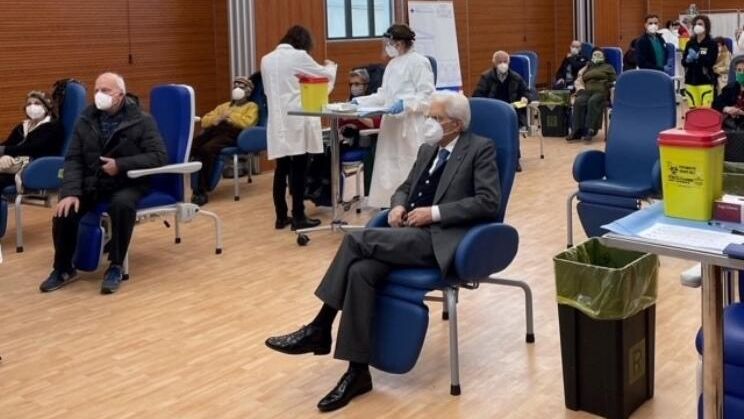 Президент Италии Серджо Маттарелла в очереди на вакцинацию от коронавируса Президент Италии Серджо Маттарелла в очереди на вакцинацию от коронавируса - РИА Новости, 1920, 09.03.2021