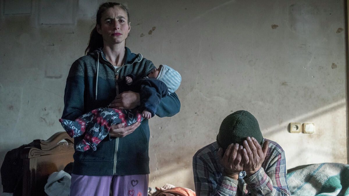 Азат Геворкян и его жена Анаик покидают свой дом в городе Лачин Азат Геворкян и его жена Анаик покидают свой дом в городе Лачин - РИА Новости, 1920, 10.03.2021