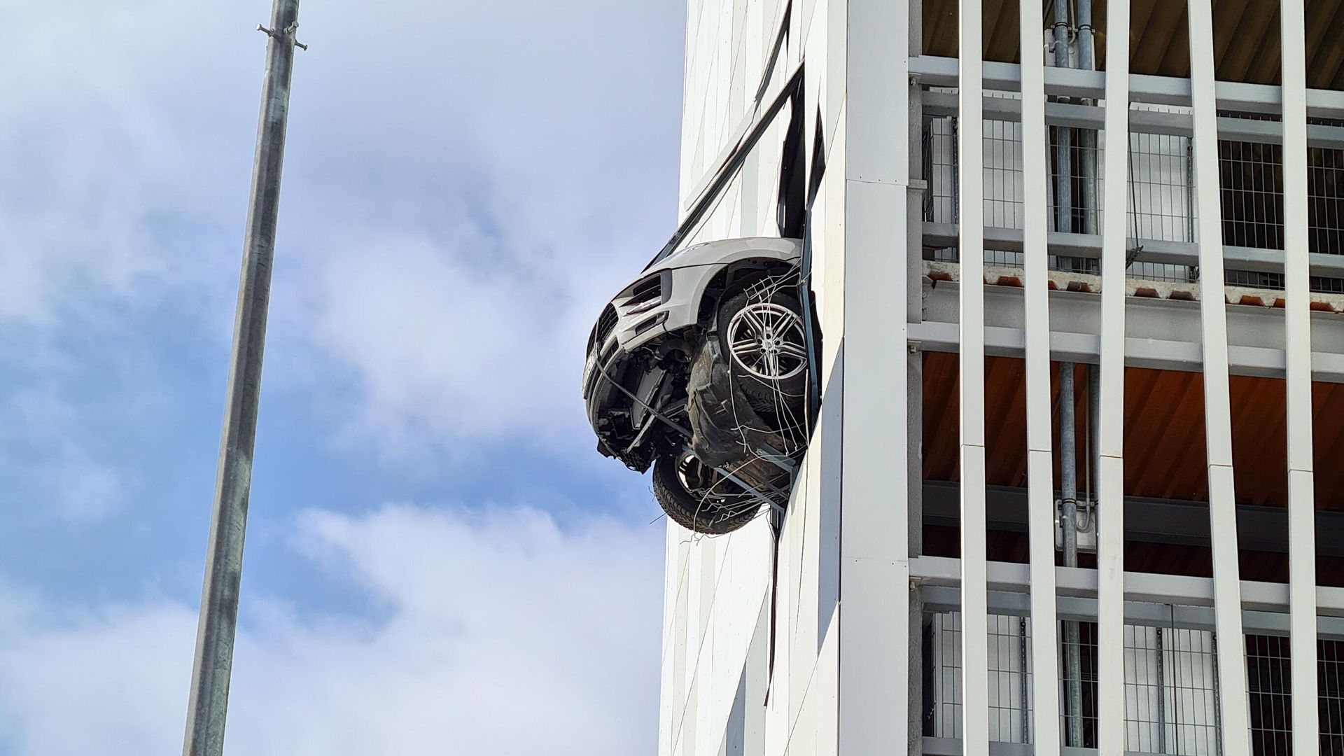 На юге Москвы водитель автомобиля Porsche Macan не справился с управлением и врезался в перекрытия многоэтажного паркинга На юге Москвы водитель автомобиля Porsche Macan не справился с управлением и врезался в перекрытия многоэтажного паркинга - РИА Новости, 1920, 09.03.2021