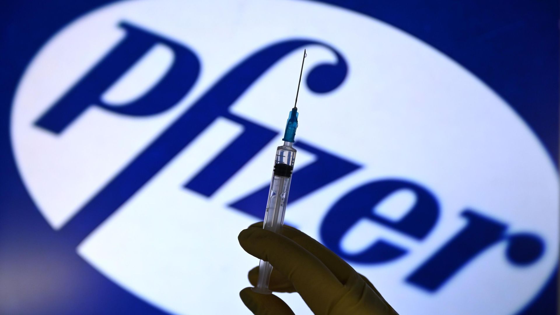 Шприц на фоне логотипа Pfizer - РИА Новости, 1920, 29.11.2021