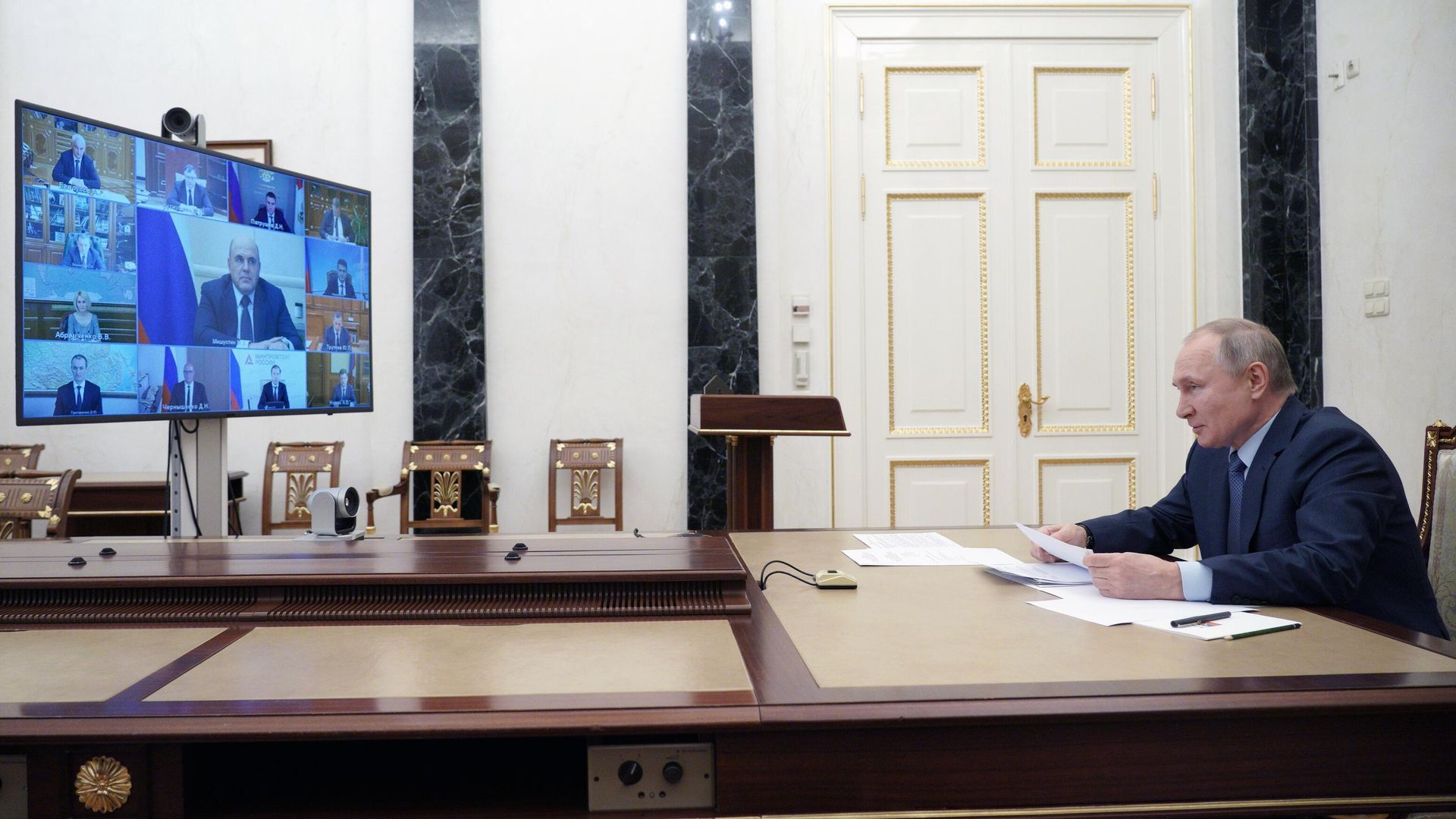 Президент РФ Владимир Путин проводит в режиме видеоконференции совещание с членами правительства РФ Президент РФ Владимир Путин проводит в режиме видеоконференции совещание с членами правительства РФ - РИА Новости, 1920, 10.03.2021