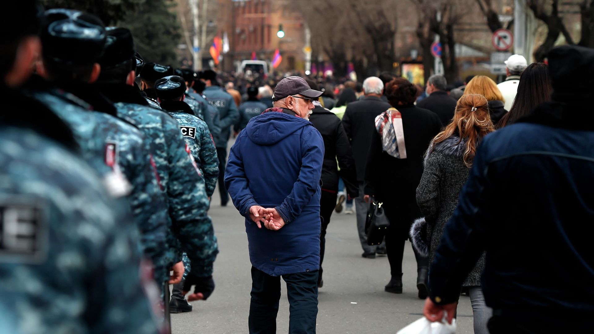 Струдники полиции и участники митинга на проспекте Баграмяна в Ереване Струдники полиции и участники митинга на проспекте Баграмяна в Ереване - РИА Новости, 1920, 13.03.2021