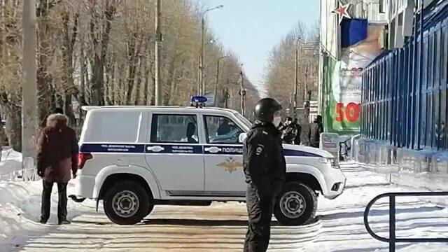Кадры с улицы в Северодвинске, где мужчина взял в заложники человека Кадры с улицы в Северодвинске, где мужчина взял в заложники человека - РИА Новости, 1920, 11.03.2021