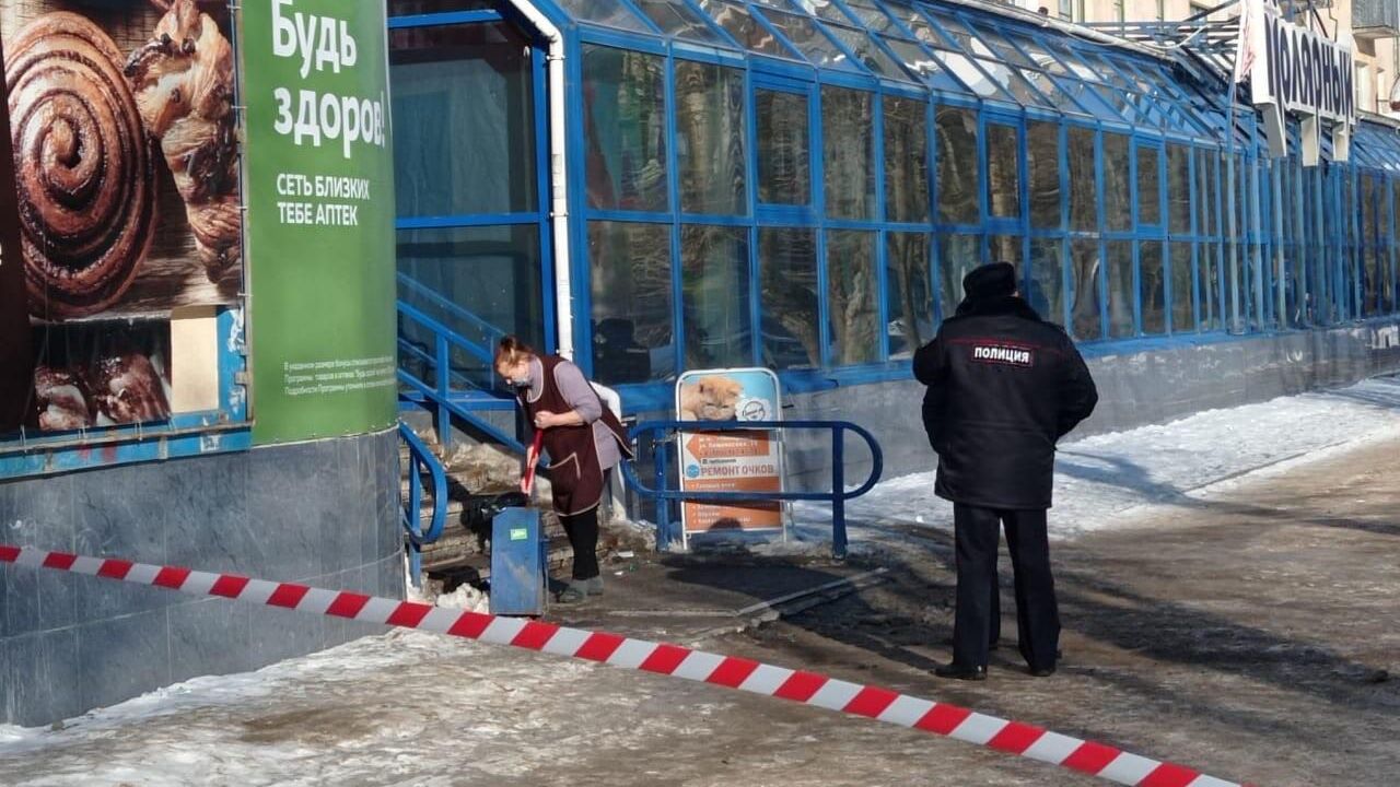 Сотрудник правоохранительных органов у офиса микрозаймов в Северодвинске, где мужчина взял в заложники несколько человек Сотрудник правоохранительных органов у офиса микрозаймов в Северодвинске, где мужчина взял в заложники несколько человек - РИА Новости, 1920, 11.03.2021