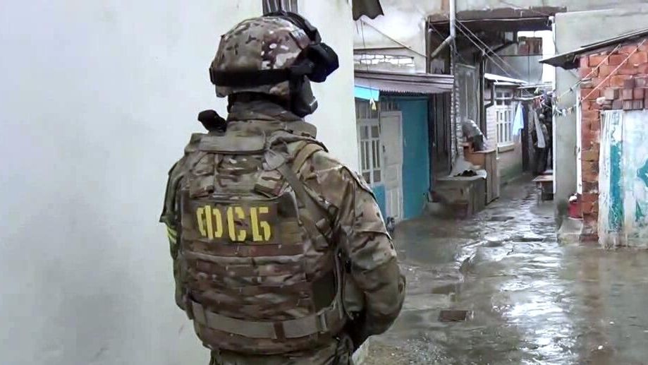 Сотрудник ФСБ РФ во время спецоперации по ликвидации боевика, планировавшего теракт, в Махачкале Сотрудник ФСБ РФ во время спецоперации по ликвидации боевика, планировавшего теракт, в Махачкале - РИА Новости, 1920, 29.04.2021