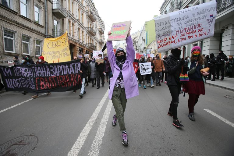 Участники ежегодного Марша женщин, посвященного празднику 8 Марта, в Киеве Участники ежегодного Марша женщин, посвященного празднику 8 Марта, в Киеве