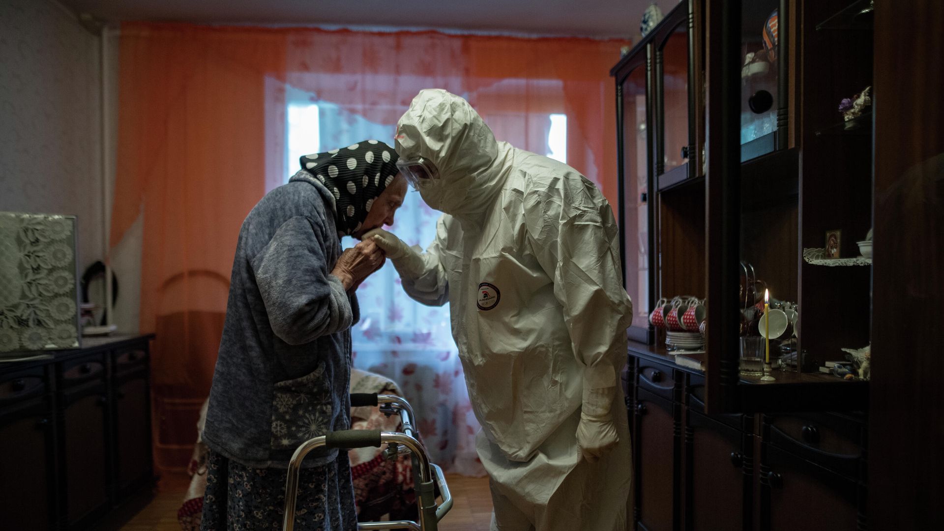 Священник отец Иоанн посещает Анну Одинокову, болеющую Ковид-19, у нее дома Священник отец Иоанн посещает Анну Одинокову, болеющую Ковид-19, у нее дома - РИА Новости, 1920, 17.03.2021