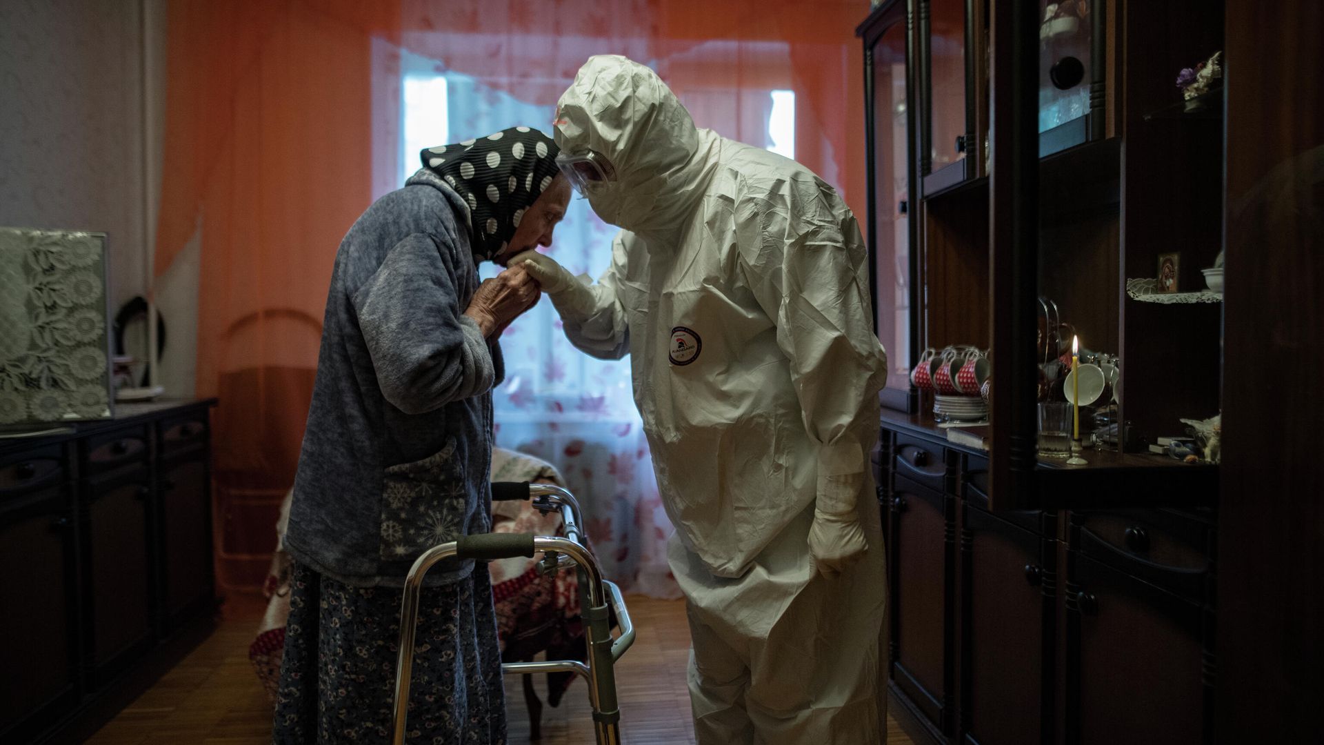 Священник отец Иоанн навещает 81-летнюю Анну Одинокову, страдающую от Covid-19, в ее доме в Москве, Россия Священник отец Иоанн навещает 81-летнюю Анну Одинокову, страдающую от Covid-19, в ее доме в Москве, Россия - РИА Новости, 1920, 06.10.2021