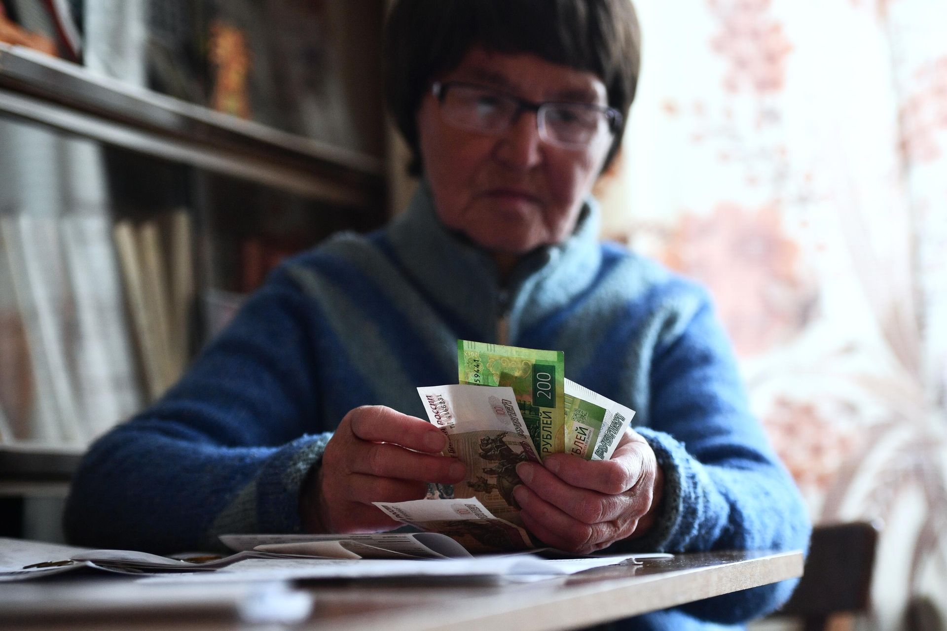 Женщина, получившая пенсию, у себя дома Женщина, получившая пенсию, у себя дома - РИА Новости, 1920, 25.05.2021