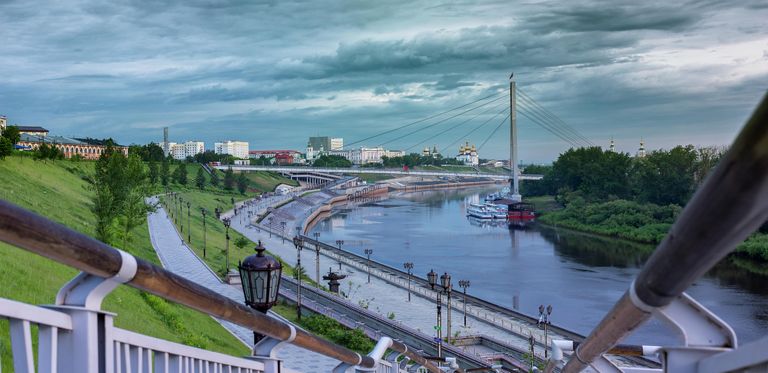 Мост влюбленных и набережная реки Тура Мост влюбленных и набережная реки Тура