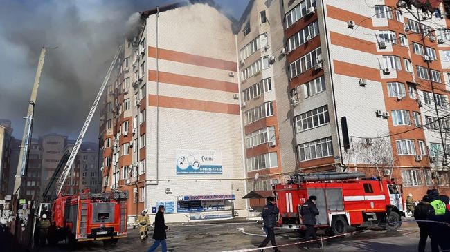 Сотрудники противопожарной службы тушат пожар в восьмиэтажном жилом доме в Анапе