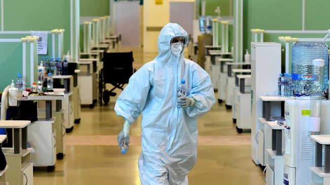 Медицинский работник во временном госпитале COVID-19 на ВДНХ в Москве Медицинский работник во временном госпитале COVID-19 на ВДНХ в Москве