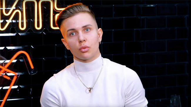 Кадр интервью Ксении Милаc на YouTube-канале  ПЕТЯ ЛЮБИТ ВЫПИТЬ
