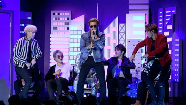 Участники группы BTS во время выступления на 62-й ежегодной премии Грэмми в Лос-Анджелесе Участники группы BTS во время выступления на 62-й ежегодной премии Грэмми в Лос-Анджелесе