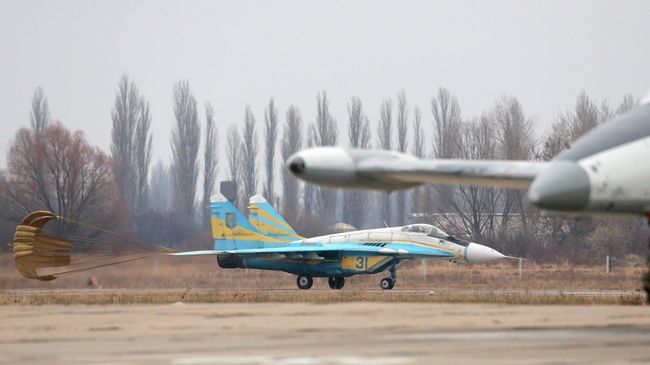 Истребитель Миг-29 на авиабазе недалеко от Киева Истребитель Миг-29 на авиабазе недалеко от Киева