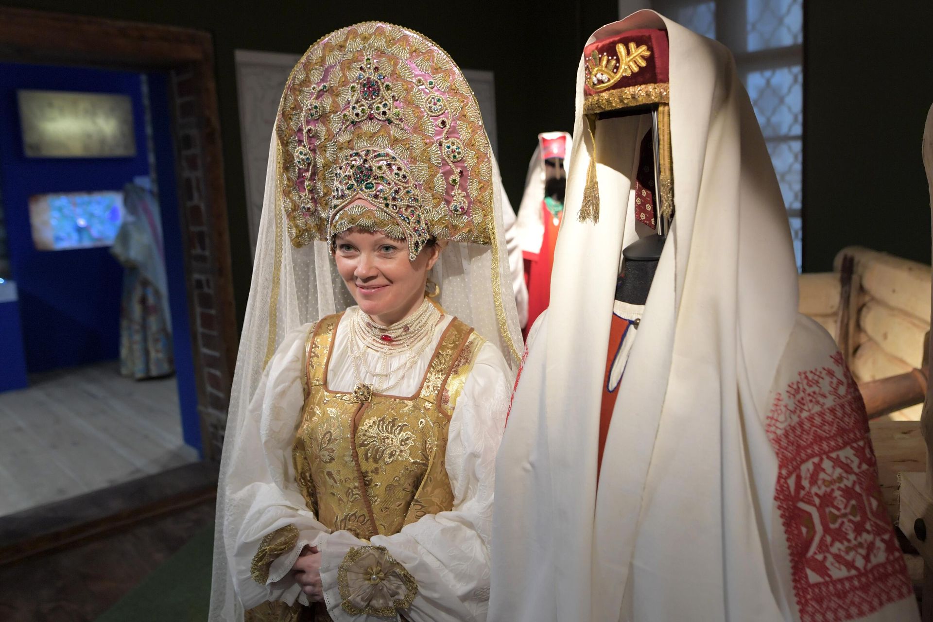 Женщина демонстрирует старинный женский русский костюм на открытии выставки Расшиты шелком, жемчугом и златом в Москве - РИА Новости, 1920, 12.03.2021