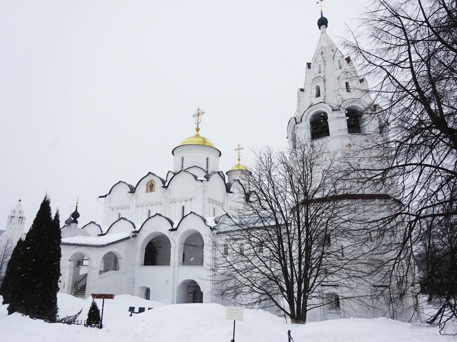 Шатровая колокольня (XVI-XVII век) и Покровский собор на территории Покровского монастыря Шатровая колокольня (XVI-XVII век) и Покровский собор на территории Покровского монастыря