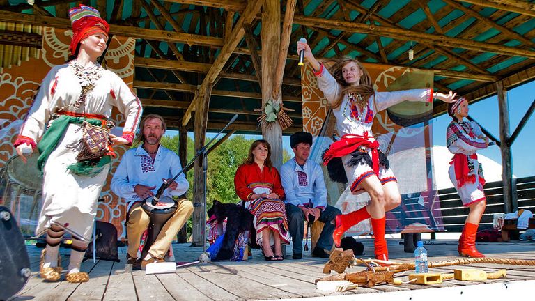 Девушки выступают в национальных костюмах