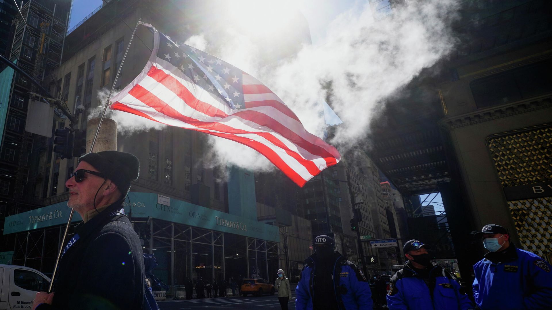 Участники митинга на 5-й авеню перед башней Трампа в Нью-Йорке Участники митинга на 5-й авеню перед башней Трампа в Нью-Йорке - РИА Новости, 1920, 13.03.2021