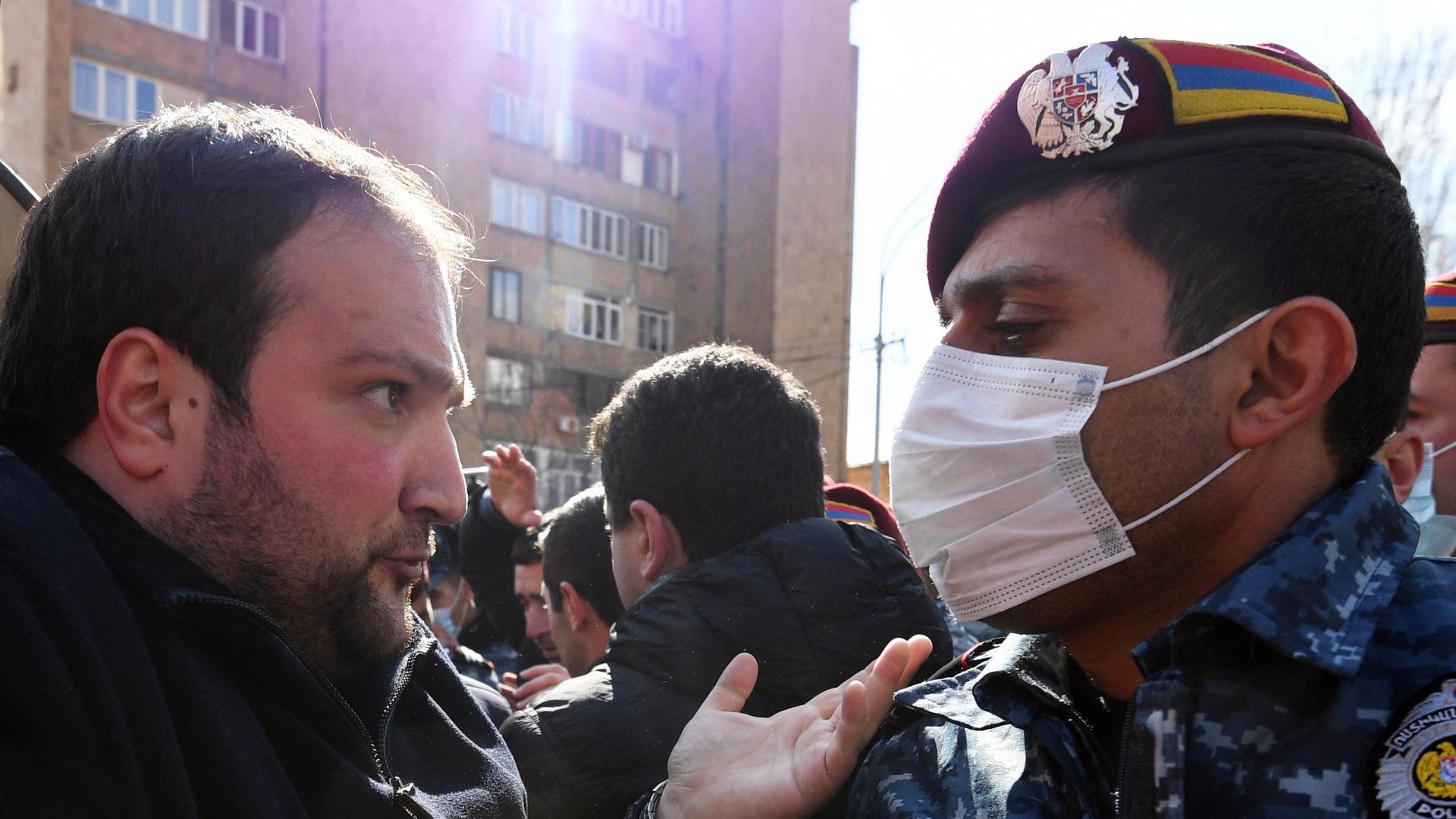 Сторонники оппозиции и сотрудники полиции возле здания администрации президента Армении в Ереване Сторонники оппозиции и сотрудники полиции возле здания администрации президента Армении в Ереване - РИА Новости, 1920, 13.03.2021
